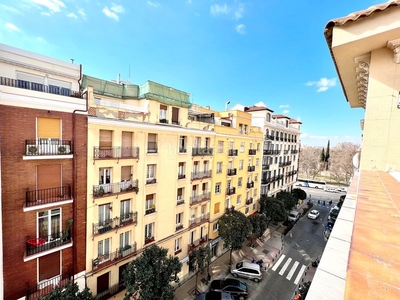 Alquiler ático con 2 habitaciones con ascensor y aire acondicionado en Madrid