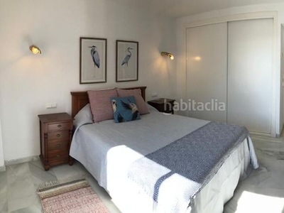 Alquiler piso con 2 habitaciones amueblado con ascensor, parking, aire acondicionado y vistas al mar en Marbella