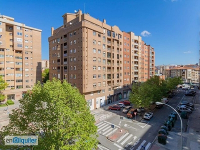 Alquiler piso terraza Azpilagaña