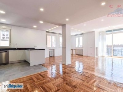 Amplio y exclusivo piso sin amueblar, de 140 m2 y 3 dormitorios; junto al metro Plaza de Castilla.