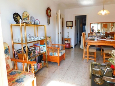 Apartamento amplio apartamento con pequeña terraza y plaza de parquing en Sant Feliu de Guíxols