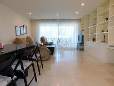 Apartamento con 2 habitaciones con parking, piscina, calefacción, aire acondicionado y jardín en Estepona