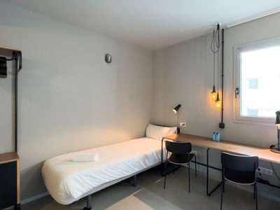 Cama en alquiler en apartamento de 2 habitaciones en Barcelona
