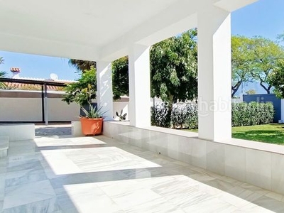 Chalet con 5 habitaciones amueblado con parking, aire acondicionado y jardín en Marbella