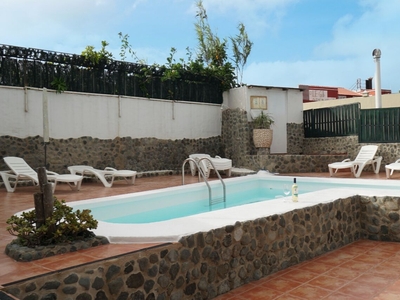 Chalet pareado con amplia terraza, piscina y garaje en la capital Venta Siete Palmas