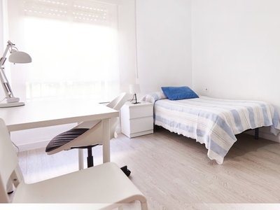 Habitación en piso de 4 dormitorios en Porvenir, Sevilla