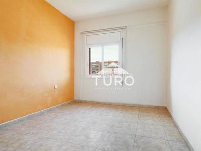 Piso en venta , con 65 m2, 3 habitaciones y 1 baños y ascensor. en Barcelona