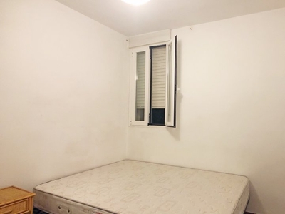 Se alquila habitación en apartamento de 3 dormitorios en Madrid