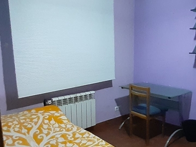 Se alquila habitación en casa de 3 dormitorios en Los Cármenes, Madrid