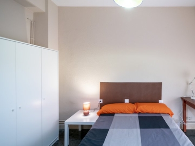 Se alquila habitación en piso compartido de 5 habitaciones en Valencia