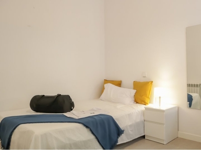 Se alquila habitación en piso de 9 dormitorios en Gran Vía, Madrid