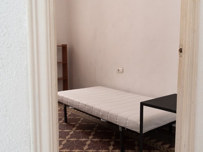 Se alquilan habitaciones en apartamento de 3 dormitorios en Granada