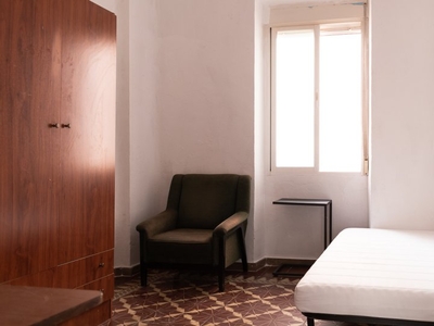 Se alquilan habitaciones en apartamento de 3 dormitorios en Granada