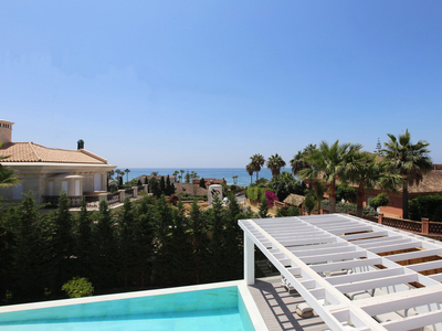 Villa de lujo moderna con vistas al mar a 150 metros de la playa en Bahía de Marbella