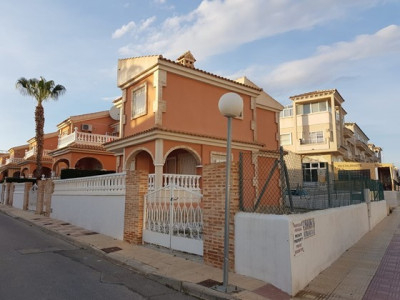 Casa con terreno en Orihuela Costa