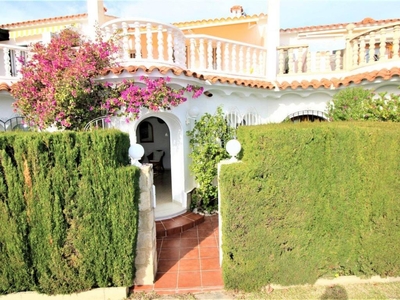 Alquiler Casa adosada en Camí de Les Deveses 12B Dénia. Plaza de aparcamiento con terraza 79 m²