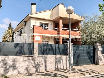 Alquiler Casa adosada en Carrer Tanger Sant Cugat del Vallès. Plaza de aparcamiento con terraza 240 m²