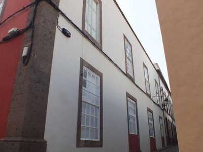 Alquiler Casa adosada en Perez Galdos Santa María de Guía de Gran Canaria. A reformar plaza de aparcamiento con balcón 1000 m²
