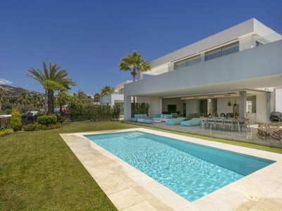 Alquiler Casa adosada en URBANIZACION LA FINCA DE MARBELLA s/n Marbella. 253 m²