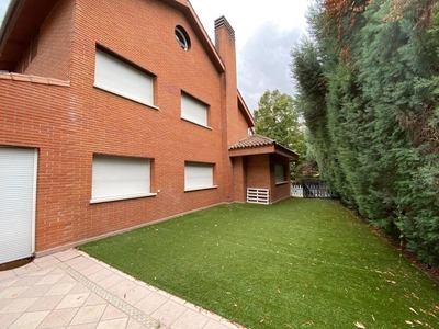Alquiler Casa adosada Madrid. Plaza de aparcamiento con terraza 412 m²