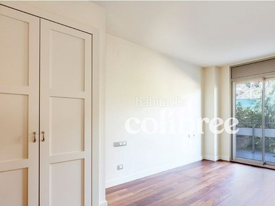 Alquiler piso en segunda planta, con terraza de 25m2 se encuentra este piso de 3 habitaciones (1 suite y 2 dobles) todas ellas con armarios, 2 baños (uno en suite) salón comedor y cocina office. se incluye 2 plaza de parking y 1 trasterol complejo con piscinas, jardine en Barcelona