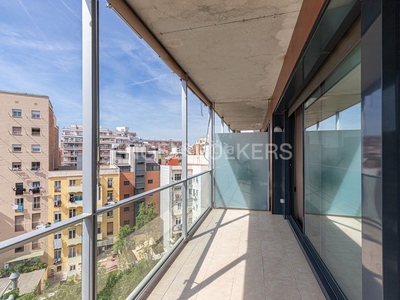 Alquiler piso estupendo piso con balcon en av. bogatell en Barcelona