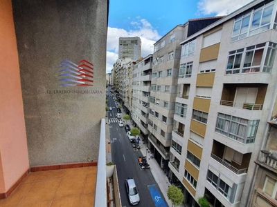 Alquiler Piso Ourense. Piso de tres habitaciones en Avenida LA HABANA. Buen estado quinta planta con balcón