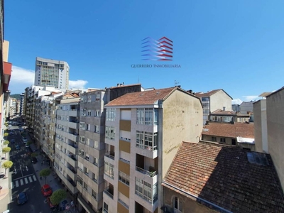 Alquiler Piso Ourense. Piso de tres habitaciones en Avenida LA HABANA. Buen estado séptima planta con balcón