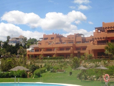 Ático con 3 habitaciones amueblado con parking, piscina, aire acondicionado, vistas al mar y vistas a la montaña en Estepona