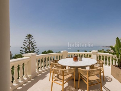 Ático con 5 habitaciones amueblado con ascensor, parking, piscina, aire acondicionado y vistas al mar en Estepona