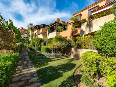 Ático inmaculada, orientación oeste, ático junto a la playa en el complejo de lujo alhambra de los granados, con piscina privada en la azotea. en Estepona