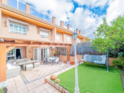 Casa adosada oportunidad ! chalet adosado en exclusiva urbanizacion privada en Móstoles