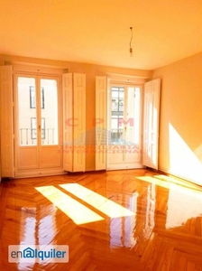 Magnifico y luminoso piso amueblado de 222 m2, y 5 dormitorios, próximo al metro Bilbao