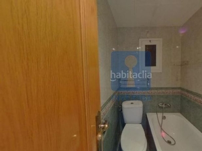 Piso bajos en venta , con una superficie construida de 62 m2 distribuidos en 3 habitaciones, salón-comedor con acceso a la terraza, cocina además de 1 baño completo. en Sant Feliu de Llobregat