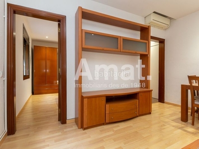 Piso con 3 habitaciones amueblado con calefacción y aire acondicionado en Barcelona