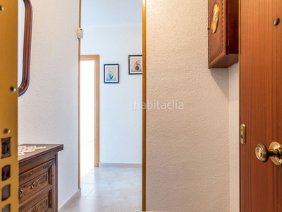 Piso con 3 habitaciones con ascensor, calefacción y aire acondicionado en Cornellà de Llobregat