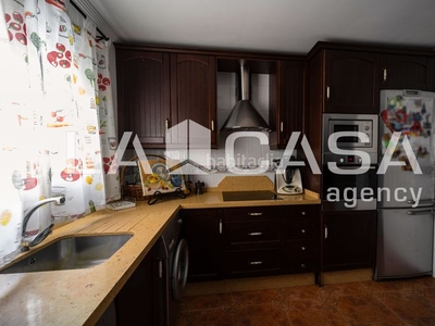 Piso en 1a planta sin ascensor que consta de amplio salón-comedor, 3 dormitorios, 1 baño, aseo de cortesía y cocina con muebles de madera de primera calidad. la vivienda dispone de primeras calidades en puertas, ventanas y otros acabados. en Dos Hermanas