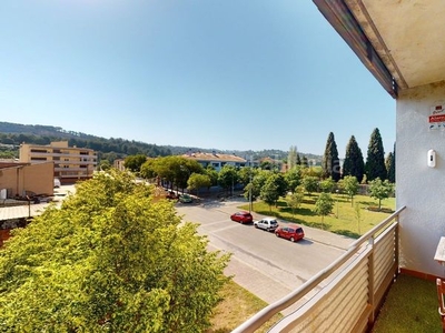 Piso en venta , con 95 m2, 3 habitaciones y 2 baños, garaje, aire acondicionado y calefacción gas natural. en Girona