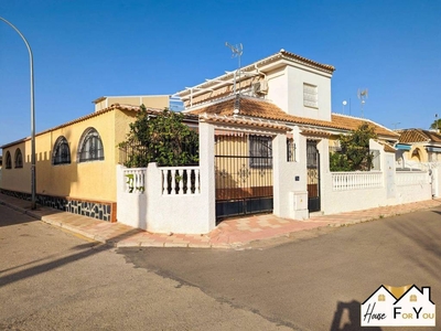 Venta Casa adosada en Calle Acuario Los Alcázares. Buen estado plaza de aparcamiento con balcón calefacción individual 95 m²