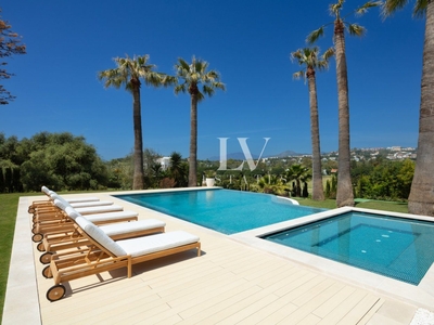 Exclusiva villa con pista de tenis en primera línea de golf en Los Naranjos Golf, Marbella
