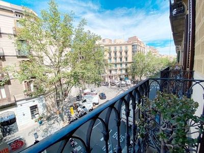 Alquiler piso maravilloso piso con 3 habitaciones y terraza en alquiler temporal en calle trafalgar en Barcelona