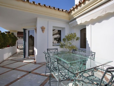 Ático con 4 habitaciones con piscina, aire acondicionado y vistas al mar en Marbella