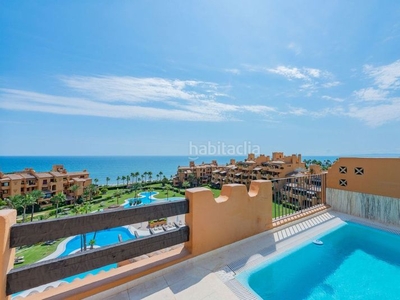 Ático primera línea de playa – ático con piscina privada y vistas al mar en Estepona