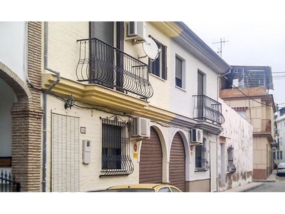 Bonita casa con 4 dormitorios, con patio, terraza y garaje, situada en el centro de Albolote.
