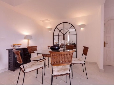 Casa adosada con 3 habitaciones amueblada con parking y aire acondicionado en Marbella