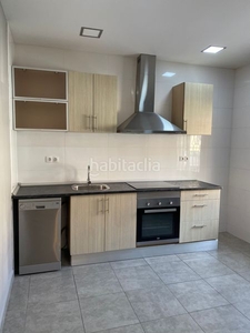 Casa adosada con 3 habitaciones con calefacción y aire acondicionado en Sabadell