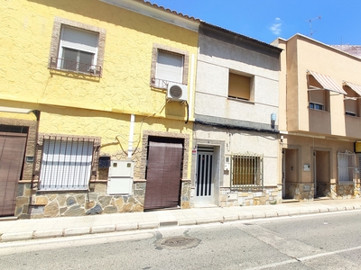 CASA ADOSADA EN PLENO CENTRO DE LA ÑORA Venta La Ñora