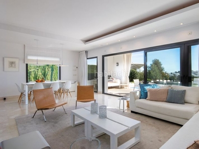 Casa con 4 habitaciones amueblada con ascensor, parking, piscina, aire acondicionado y jardín en Estepona