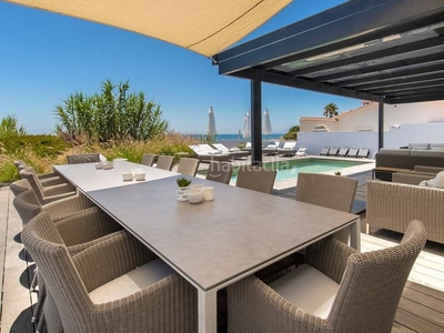 Casa impresionante villa en primera línea de la playa de arena dorada de Costabella . en Marbella