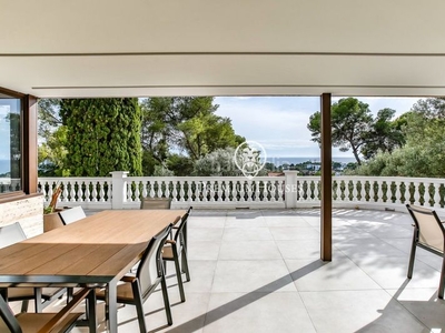 Casa magnifica casa con gran jardín y vistas panorámicas al mar a la venta en montemar, en Castelldefels
